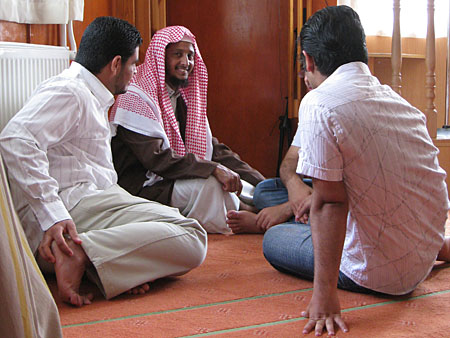 A mecsetben dzsuma után Sejk Ali a testvérek körében