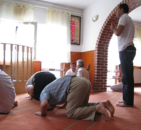 A mecsetben dzsuma után testvéreink szunna imát imádkoznak