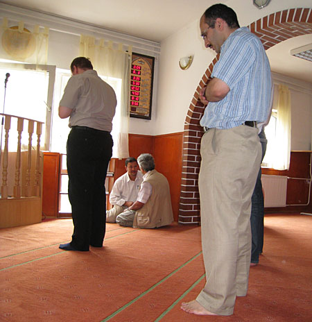 A mecsetben dzsuma után testvéreink szunna imát imádkoznak A mecsetben dzsuma után testvéreink szunna imát imádkoznak