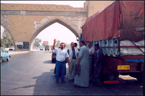 A MIK segélyszállítmánya a bagdadi kapunál A MIK segélyszállítmánya a bagdadi kapunál