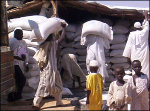 Élelmiszersegélyek kirakodása Élelmiszersegélyek kirakodása