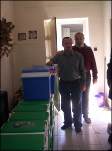 Injekciók a MIK-ben hűtőtáskákban készülődve az útra Injekciók a MIK-ben hűtőtáskákban készülődve az útra